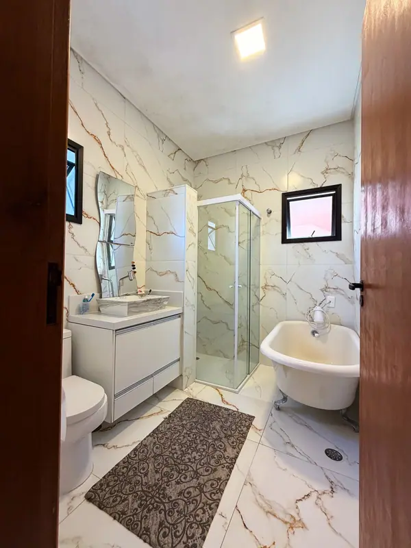 Banheiro da suíte com box e mármore