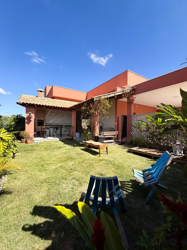 Fachada dos fundos e o gramado