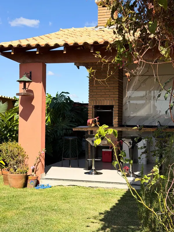 Pergolado com churrasqueira e jardim