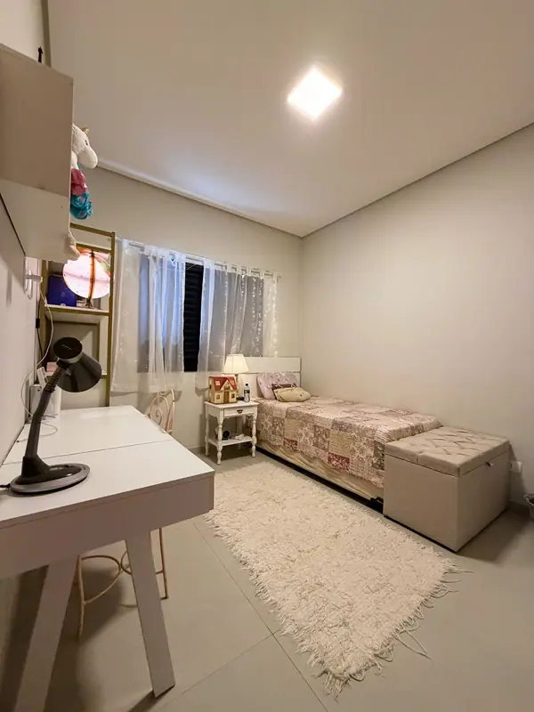 Dormitório com escrivaninha
