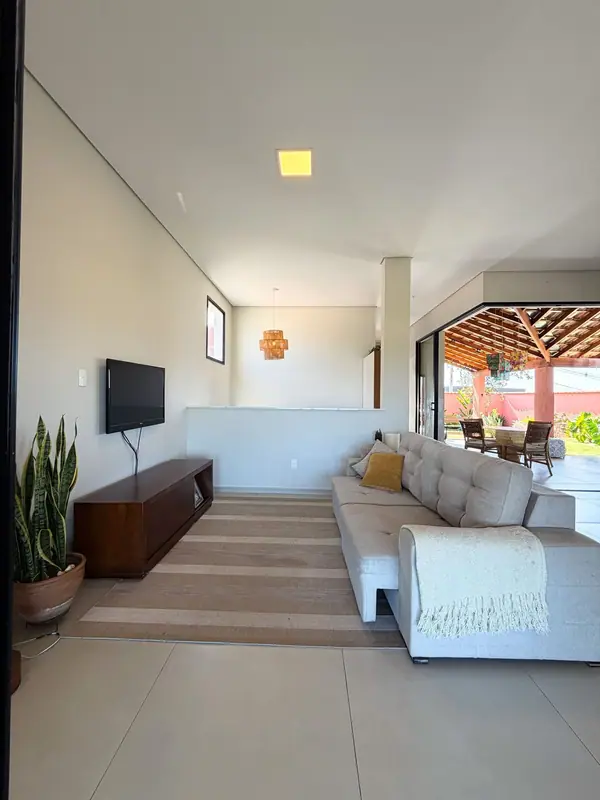 Sala de estar aberta para a varanda