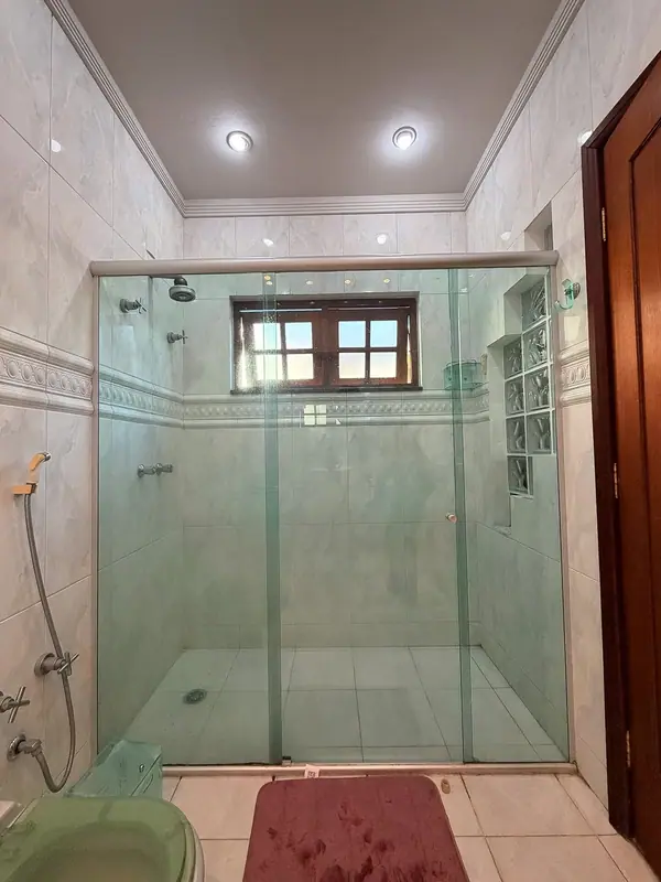 Banheiro da suíte com box amplo