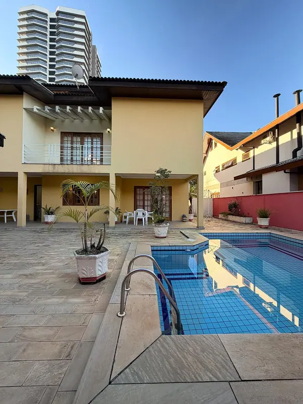 Piscina ao entardecer, com o skyline do Aquarius