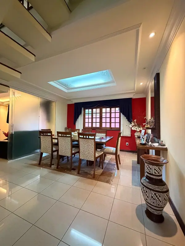 Sala de jantar com claraboia
