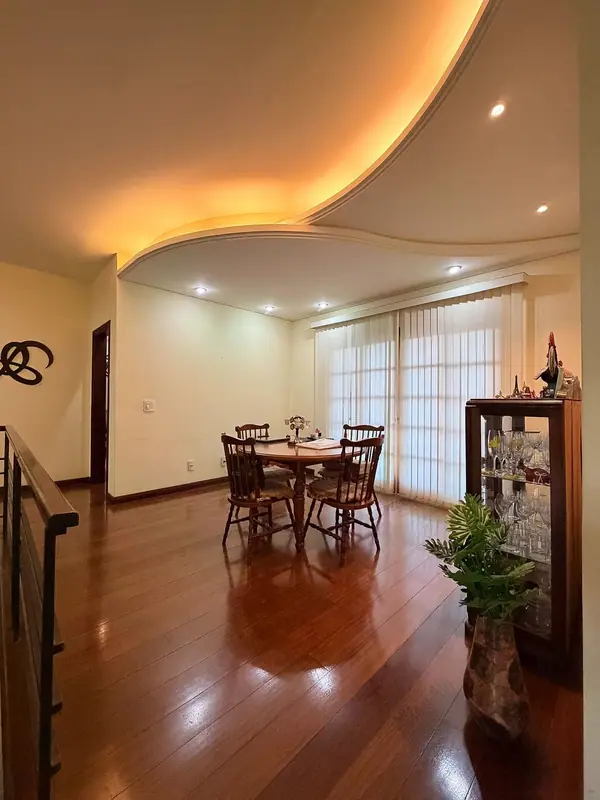 Sala de jantar com piso de madeira