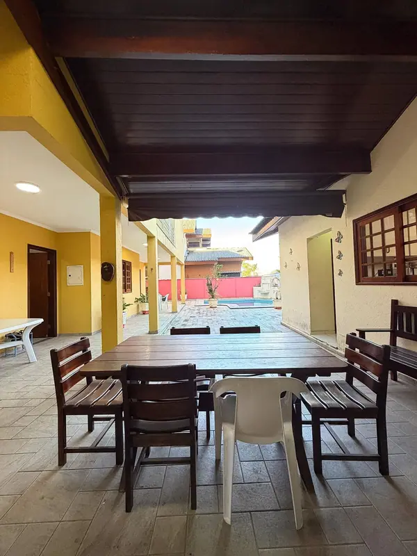 Varanda gourmet coberta de frente para a piscina