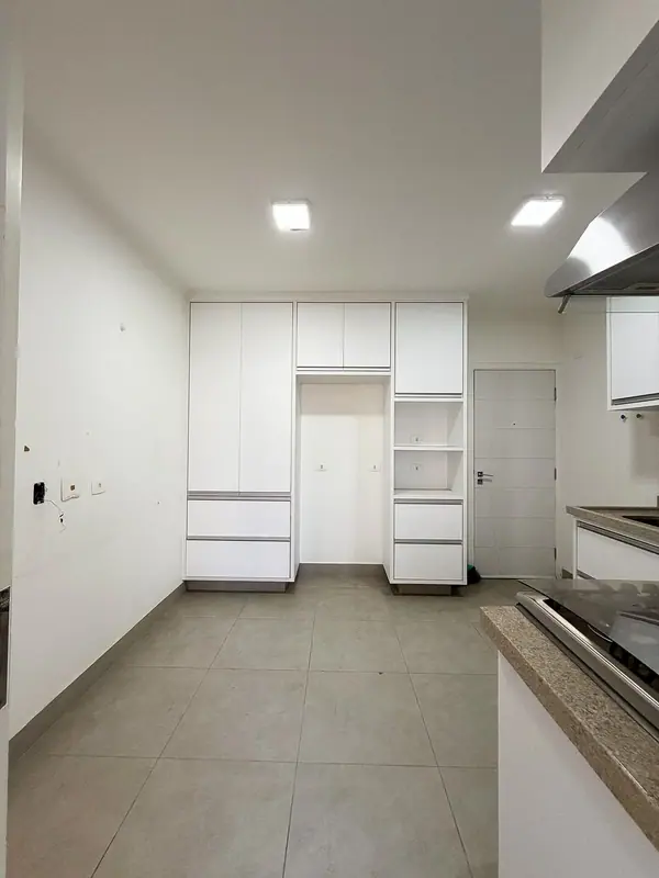 Cozinha e passagem para a área de serviço