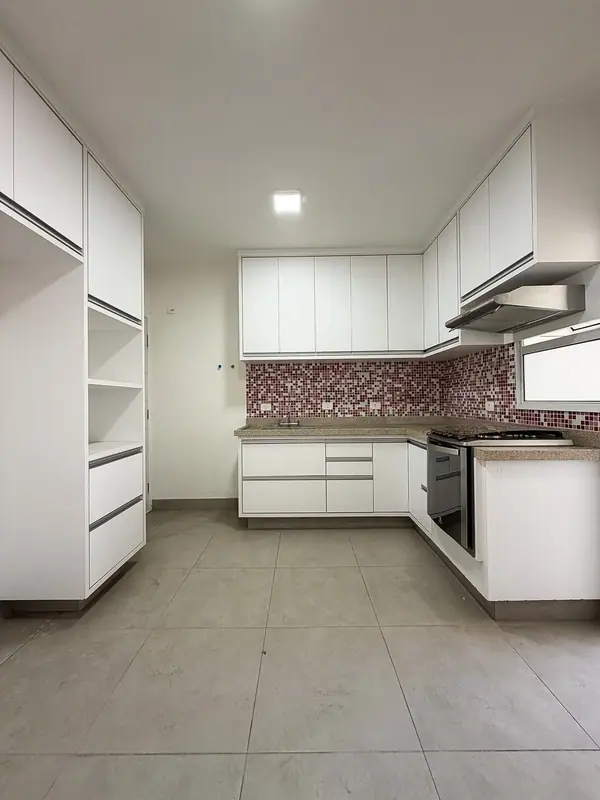 Cozinha planejada com armários brancos