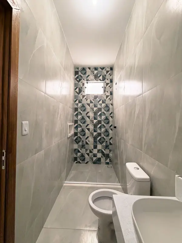 Metais pretos, cuba de apoio e porcelanato