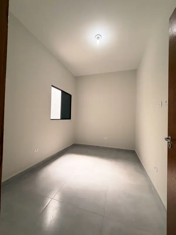 Janela ampla e piso em porcelanato